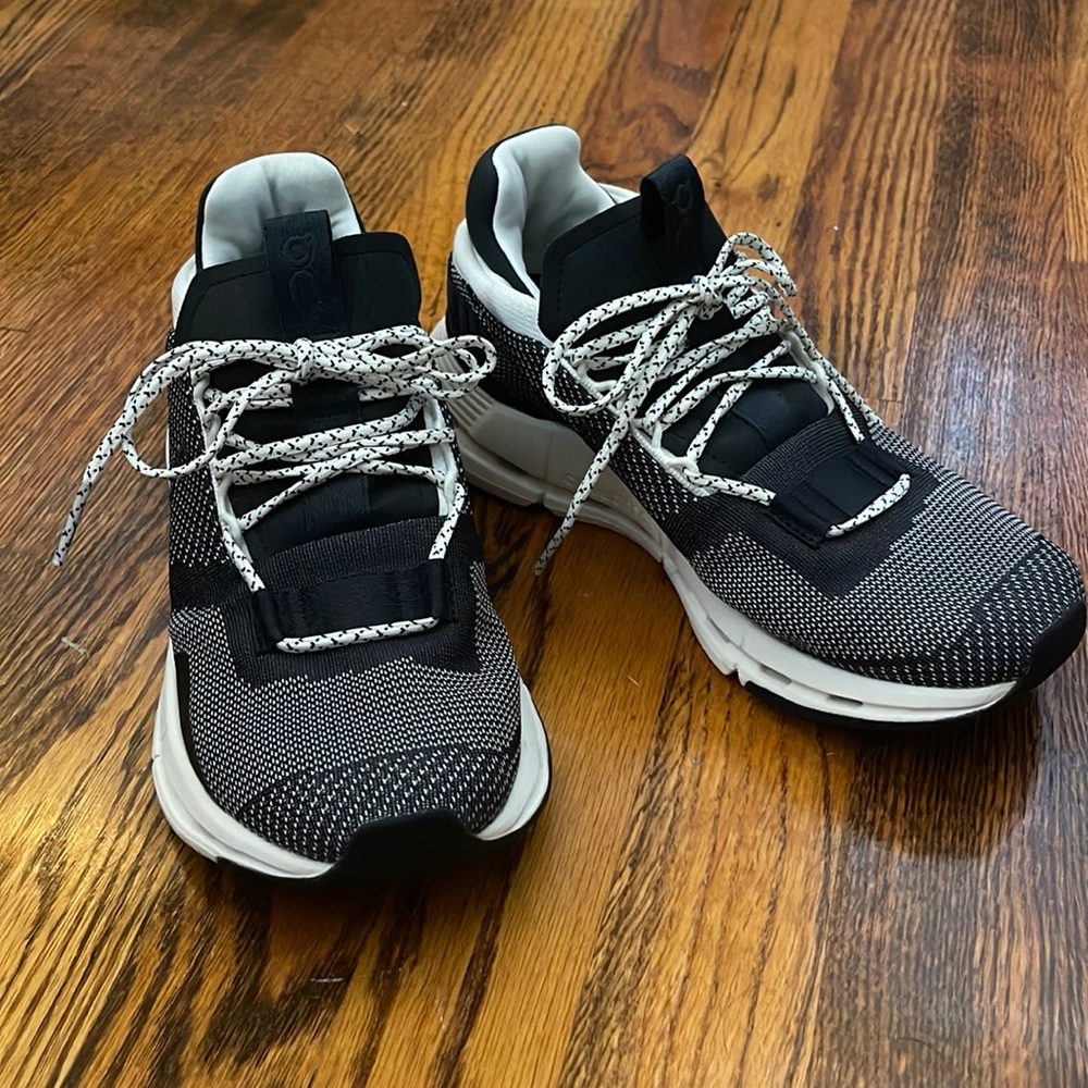 Size 6 Cloudnova On-Running black and white